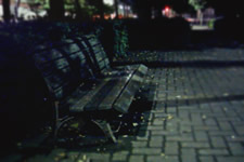 夜のベンチ