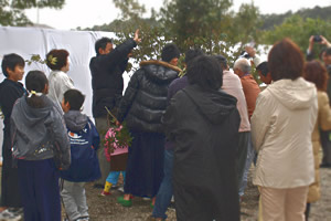 的に群がる人々